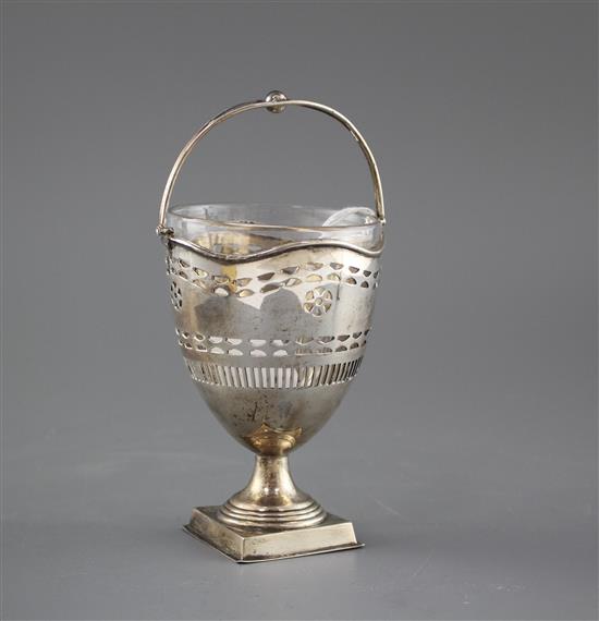 An Edwardian pierced silver sugar basket by William Aitken, Birmingham, 1908, height excluding handle,12.5cm, 4.5oz,
